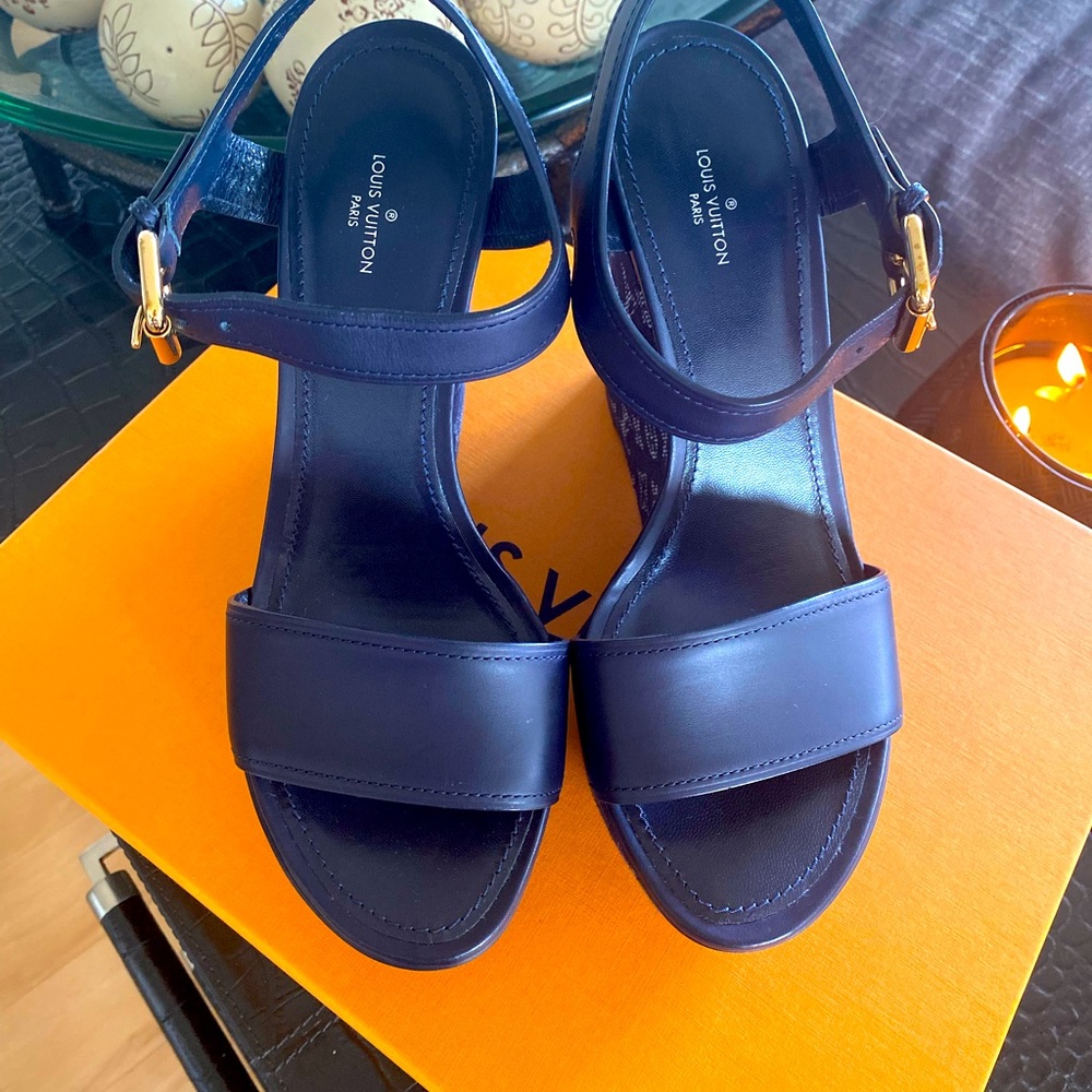 Authentic Louis Vuitton Waterfall Wedge Sandal sz 39 New! Dark Navy Blue Leather - Picture 4 of 16